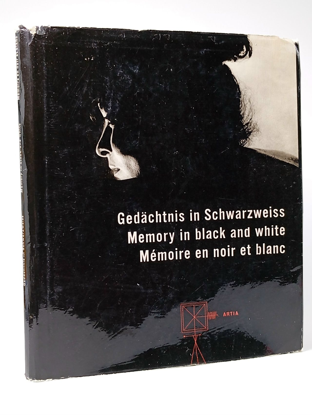 Обложка: Gedachtnis in Schwarzweiss. Memory in black and white. Memoire en noir et blanc / Воспоминания в черно-белом цвете. Menzel Gerhard W.