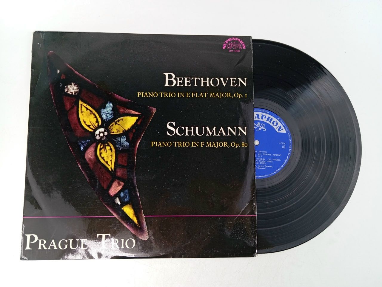 Обложка: Beethoven, Schumann, Prague Trio. Piano Trio In E Flat Major. Виниловая пластинка