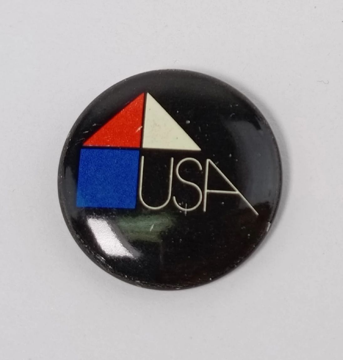 Обложка: Советский значок USA 74