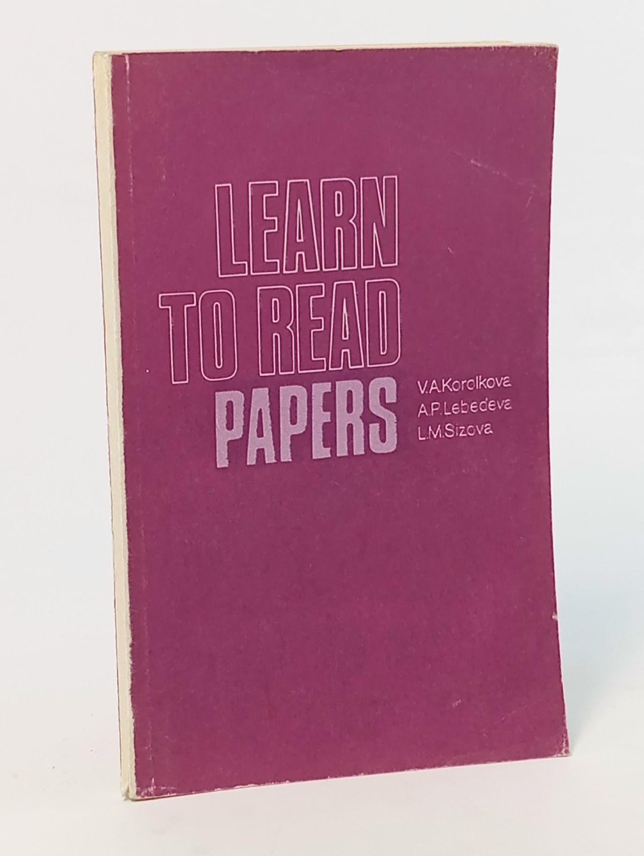 Обложка: Learn to read papers. Учитесь читать газеты. Пособие по общественно-политической лексике Королькова Валентина Андреевна, Лебедева А.
